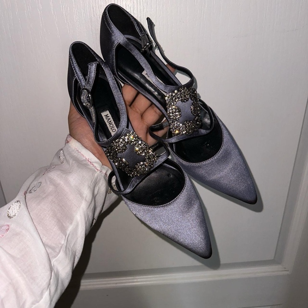 Manolo Blahniks, S37
Grey satin heels